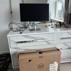 a Dell UltraSharp-style office monitor, and the exact model is very likely the Dell P2422H (23.8”)