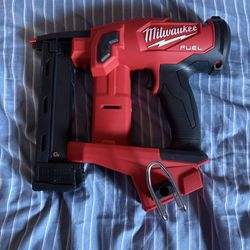 Milwaukee® Fastener/Length: 3/8" - 1-1/2* (9.5mm - 381mm) 18GA NARROW CROWN STAPLER