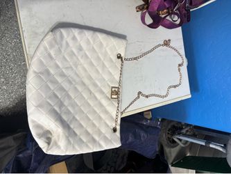 White sholder bag