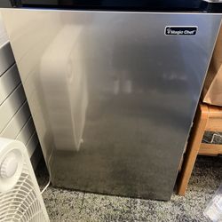 Magic Chef Mini Fridge 4.4 Cubic Feet