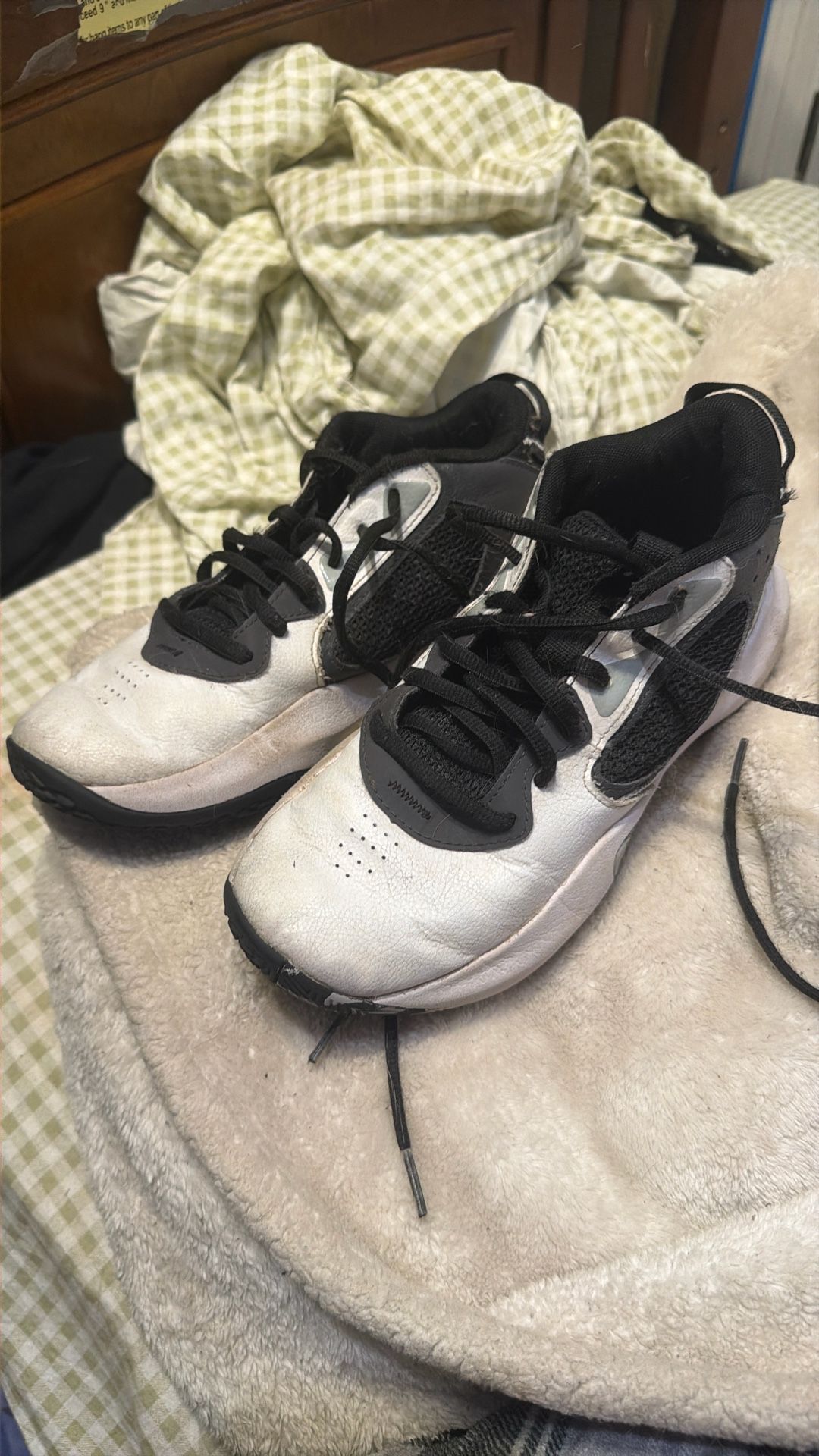 Under Amour Kids Show Size 6 Youth No Box