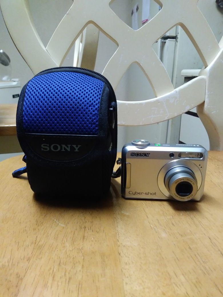 Sony Cyber Shot DSC 650 7.2 Mega Pixels Digital Camera With 3xOptical Zoom And Carrying Case