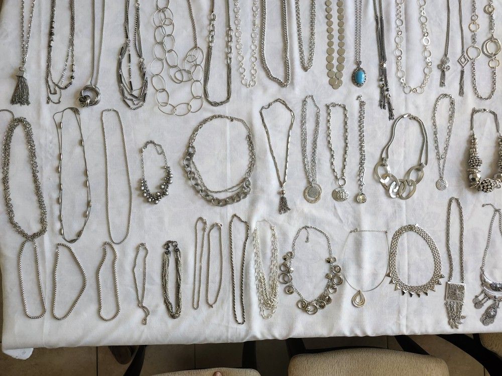 Silver-colored Jewelry coated with rhodium, a metal that does not rust and remains shiny.
Short Necklaces 50
Long Necklaces 37
Earrings 37
Bracelets 3