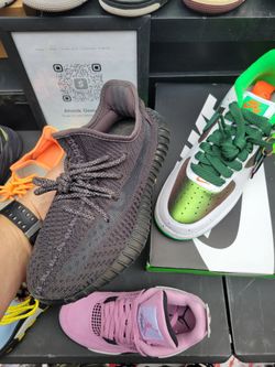 Yeezy 350 "Triple Black"