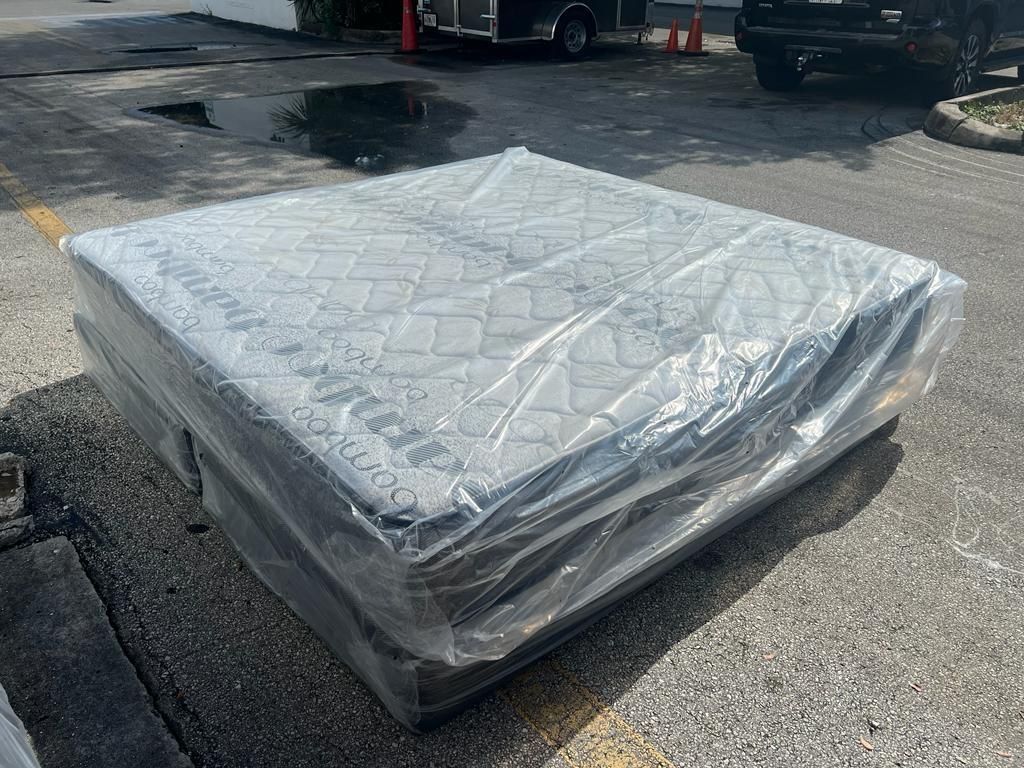 NEW MATTRESS KING SIZE PLUSH WITH BOX SPRING 