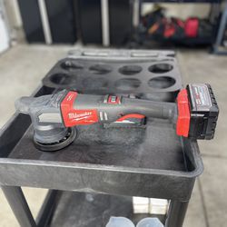 Milwaukee M18 FUEL18V Lithium-Ion Brushless Cordless 15 mm DA Polisher Kit with (2) M18 Batteries, Charger