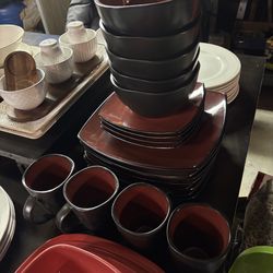 Better Homes and Gardens Plate Set