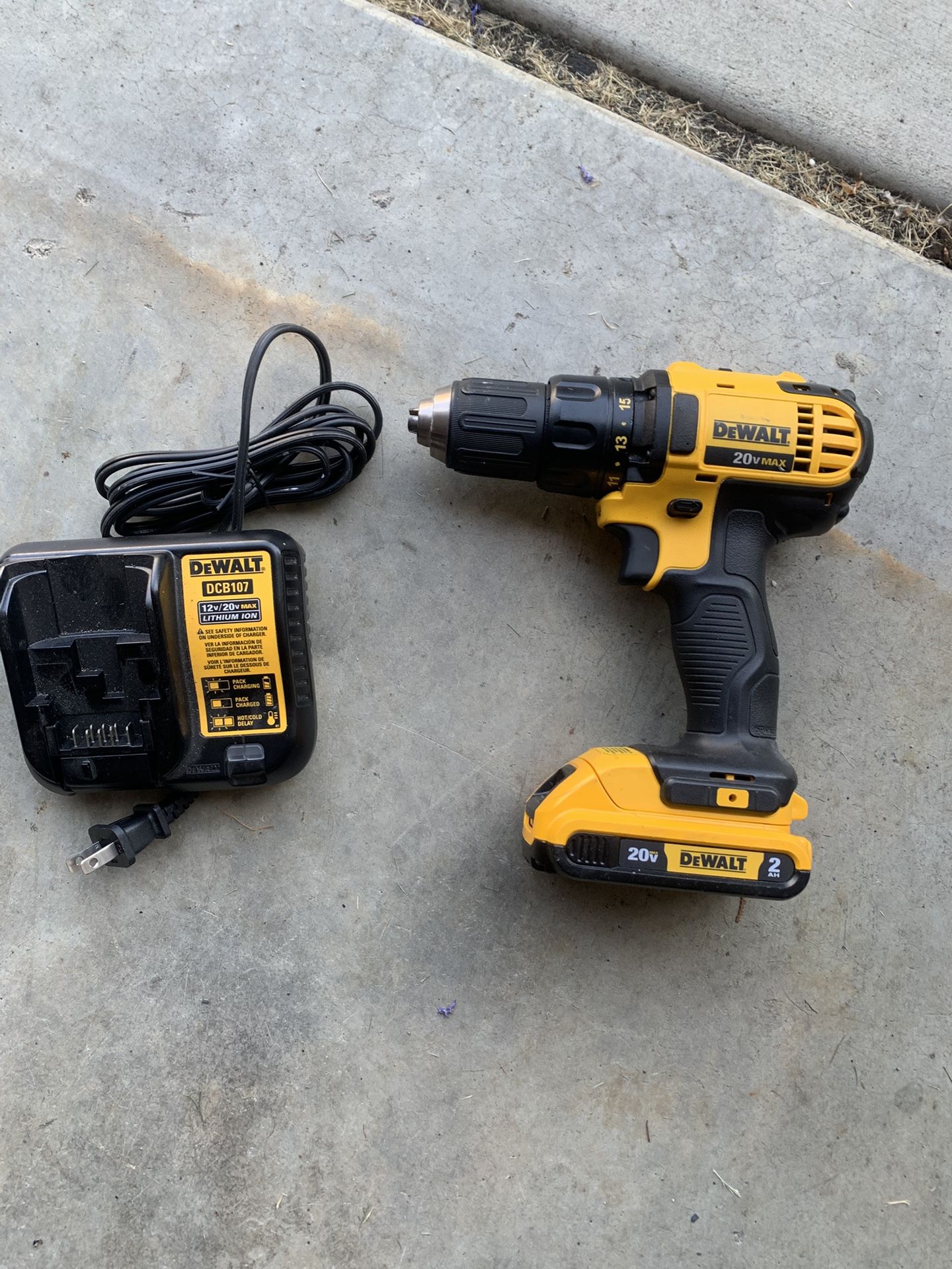 Dewalt 1/2 Drive Drill With Battery And Charger