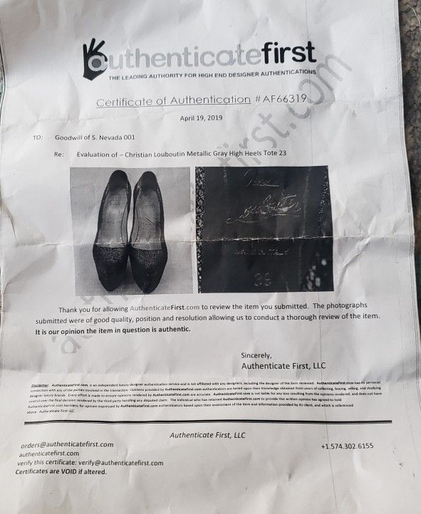 Christian Louboutin Pumps
Size 8