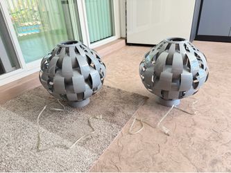 2 Metal Ribbon Designed Lamps or Nightstands