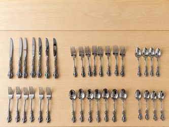 36-Piece Oneida Stainless Steel Flatware Set – Ornate Floral Pattern