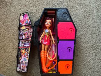 Monster High Toralei Stripe Skulltimate Secrets Doll + Coffin Locker & Accessories