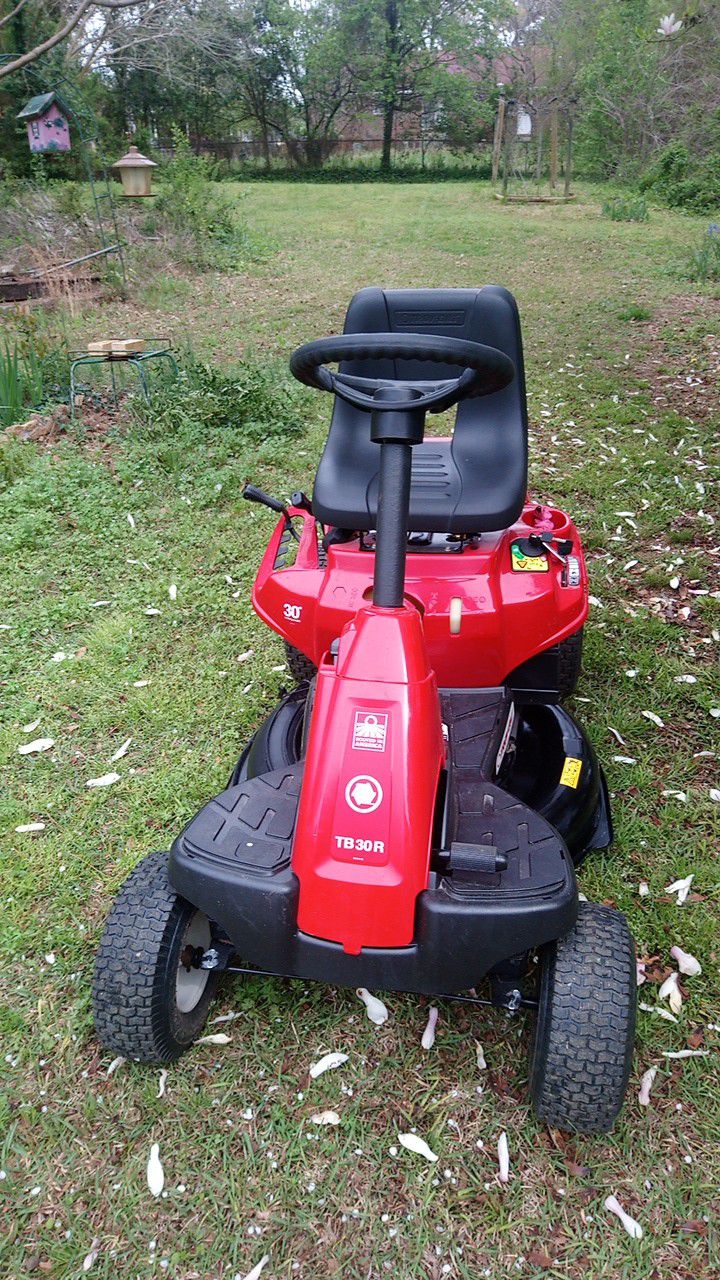 Riding lawn mower Troy bilt TB 30 R like new 2015 run good new battery