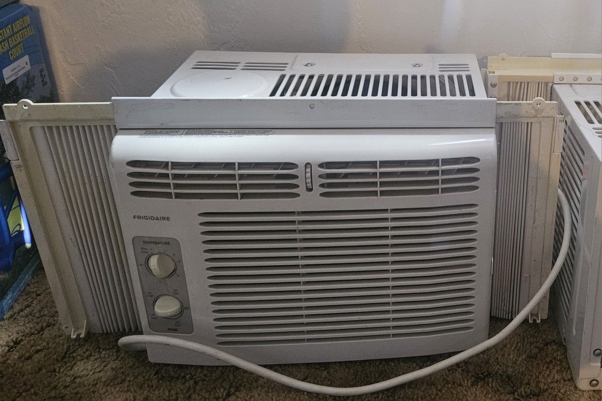 Frigidaire 5000BTU Window A/c Unit~~》 $60
