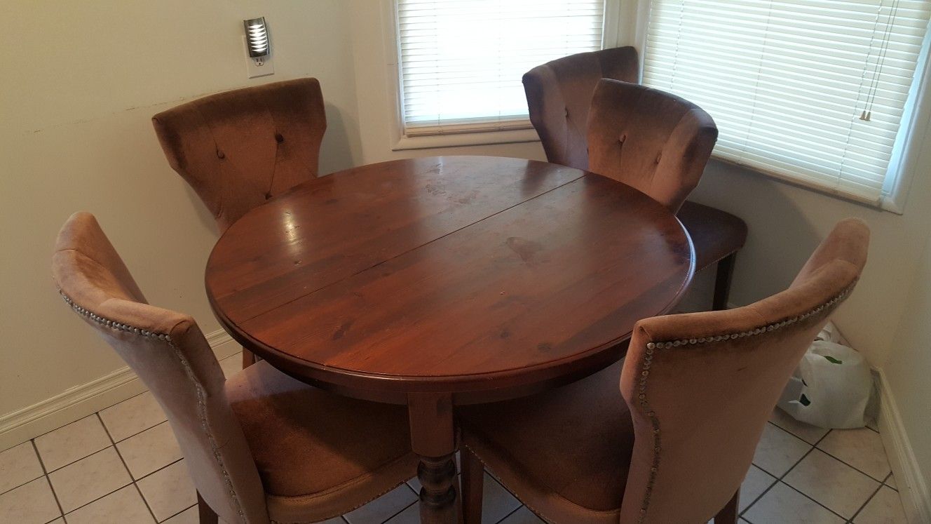Kitchen table with 5 chairs and middle leaf