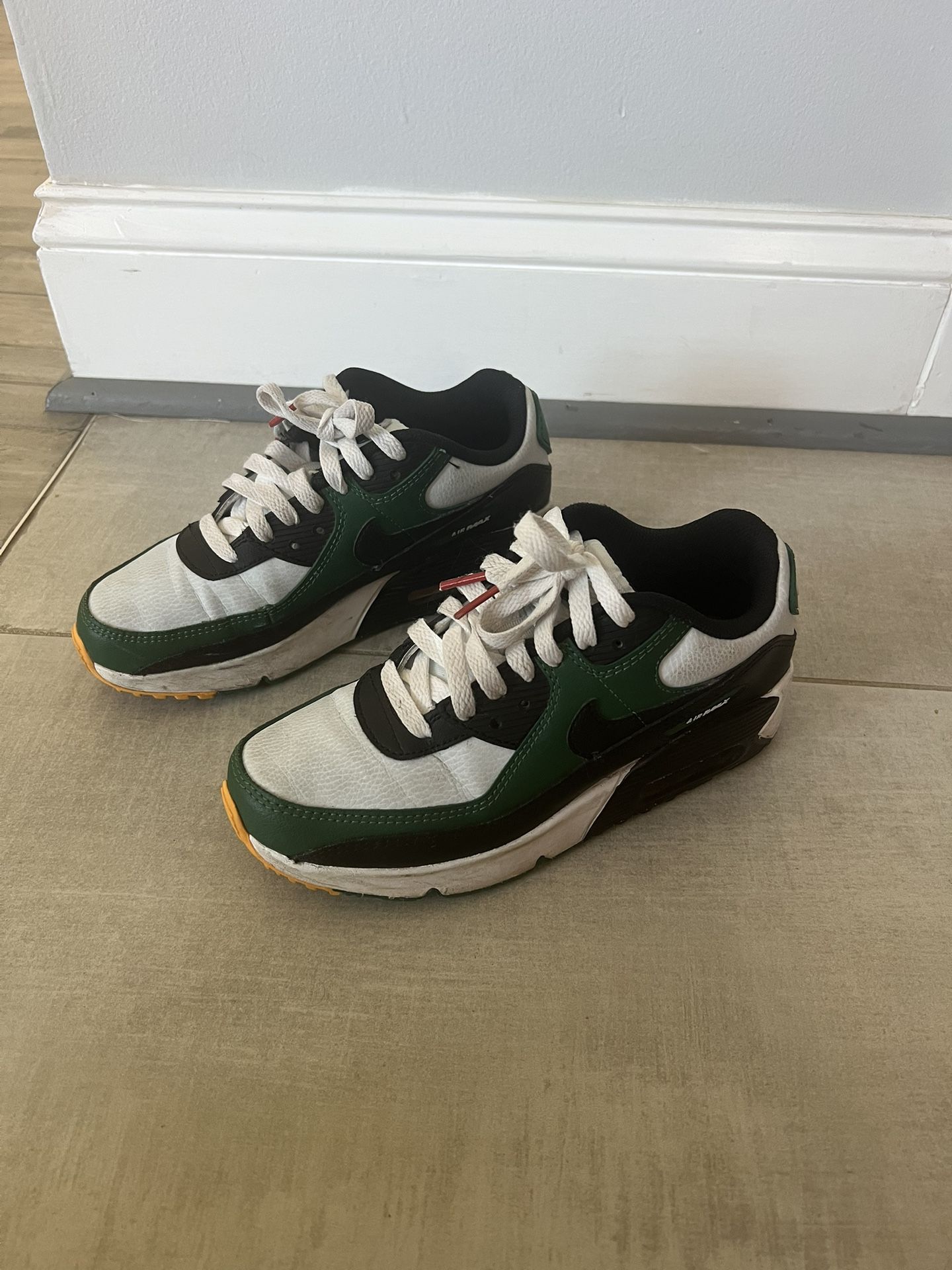 Nike Air Max 90 Leather GS Shoes CD6864-020. Kids size 4Y
