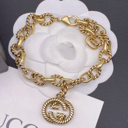 A fashionable women's necklace