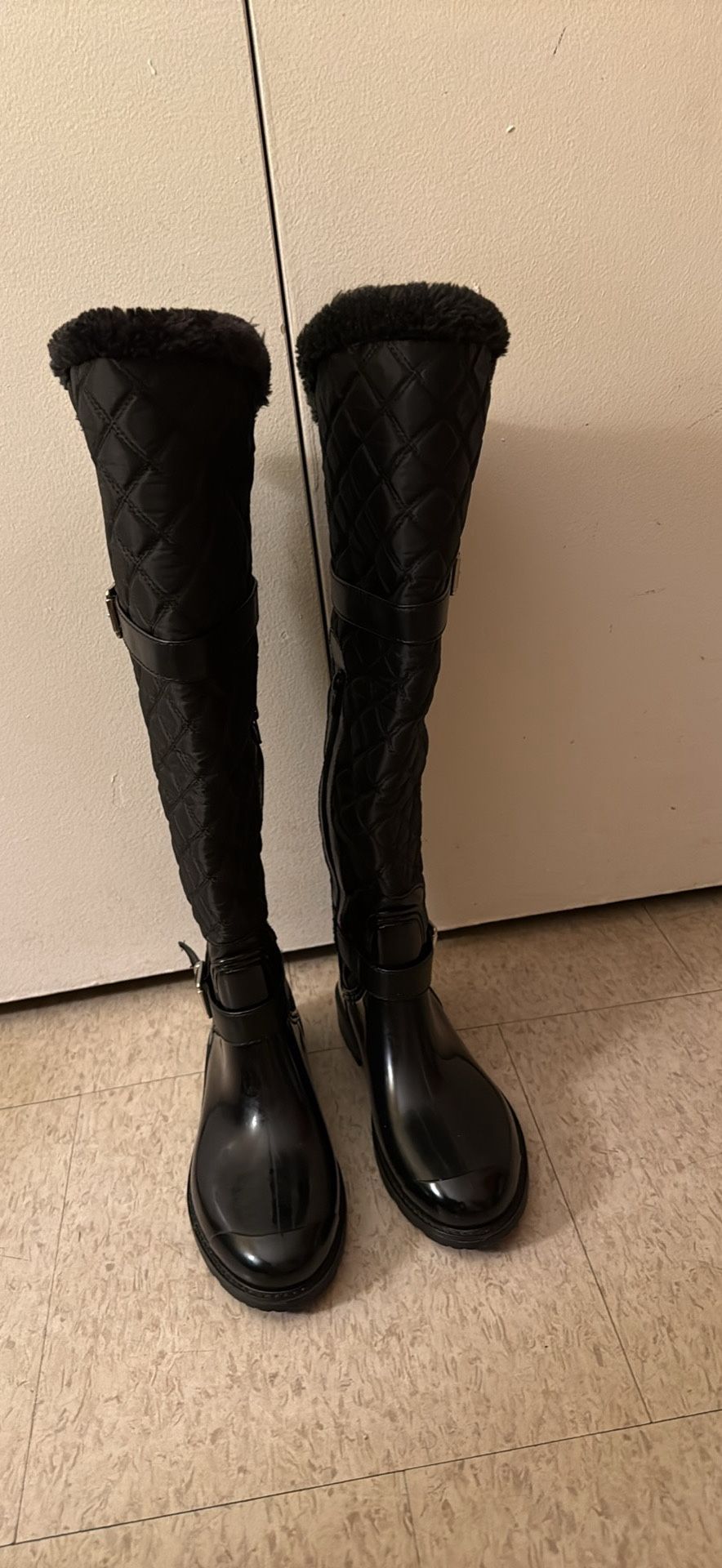Rouge Rain and Snow Boots (Black, size 7.5)