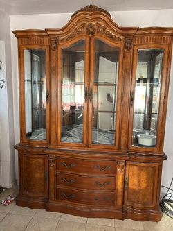 Beautiful Dinning Table W/ Hutch 