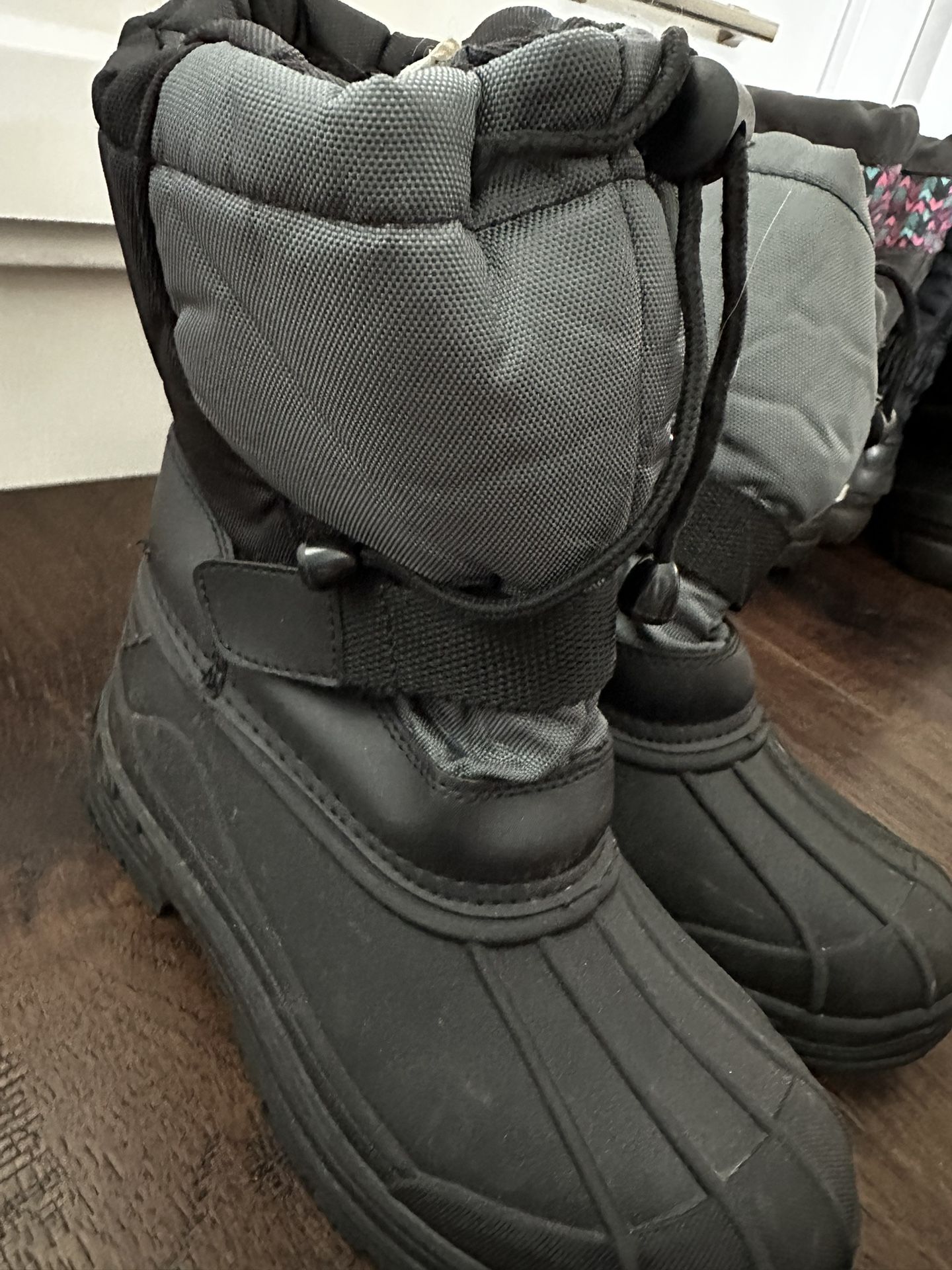 Kids Size 2 Snow Boots