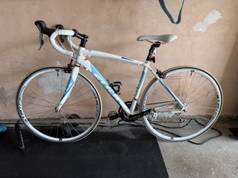 Fuji Finest 1.0 Women's Road Bike White