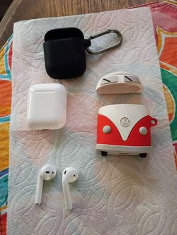AIRPODS I DON'T KNOW IF THEY WORK EVERYTHING FOR $15 PICK UP IN SUN VALLEY