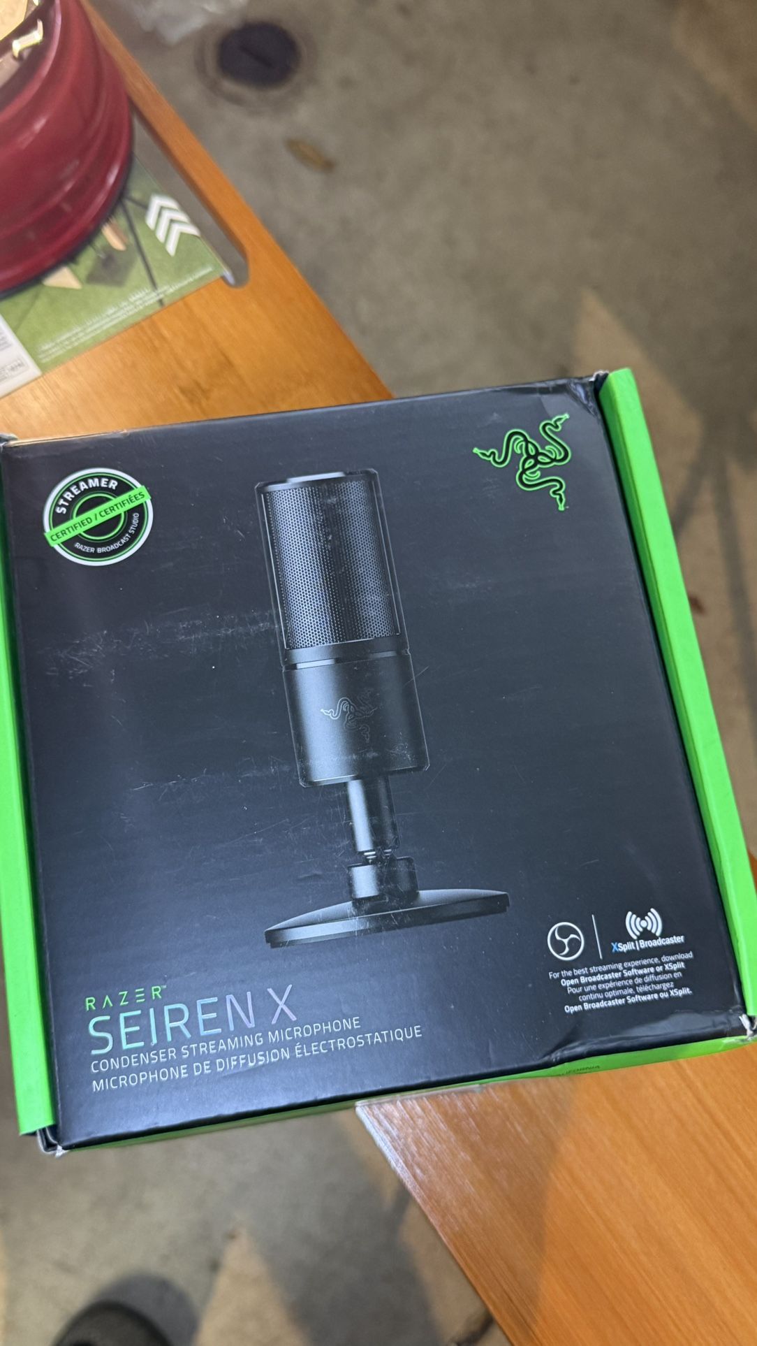 Razer Seiren X USB Streaming Microphone: Professional Grade - Built-in Shock Mount - Supercardiod Pick-Up Pattern - Anodized Aluminum - Classic Black
