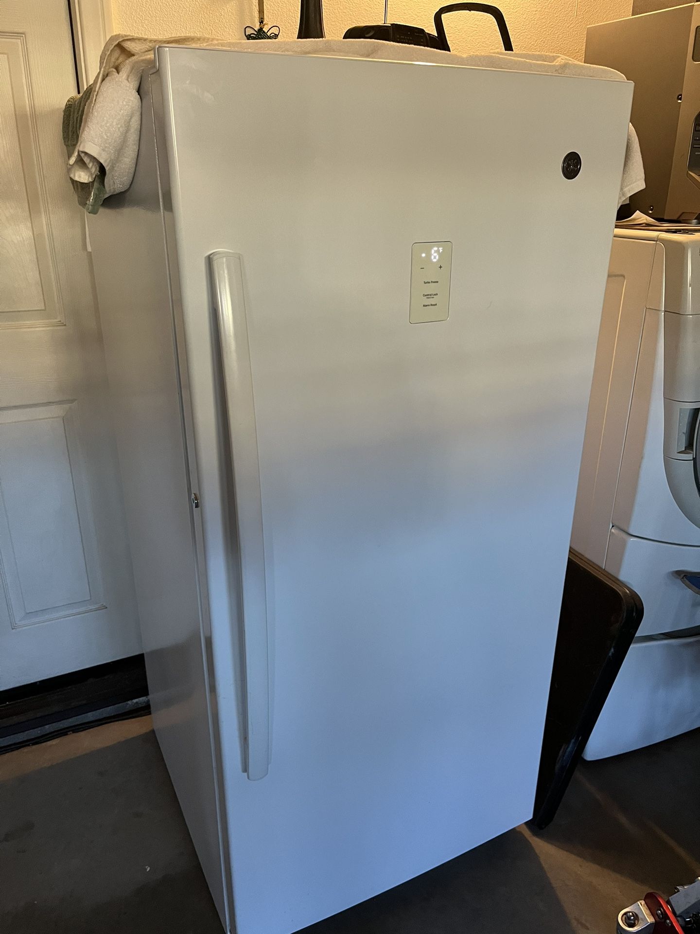 GE Frost Free Upright Garage Ready Freezer 17 Cu. Ft for Sale in Hemet