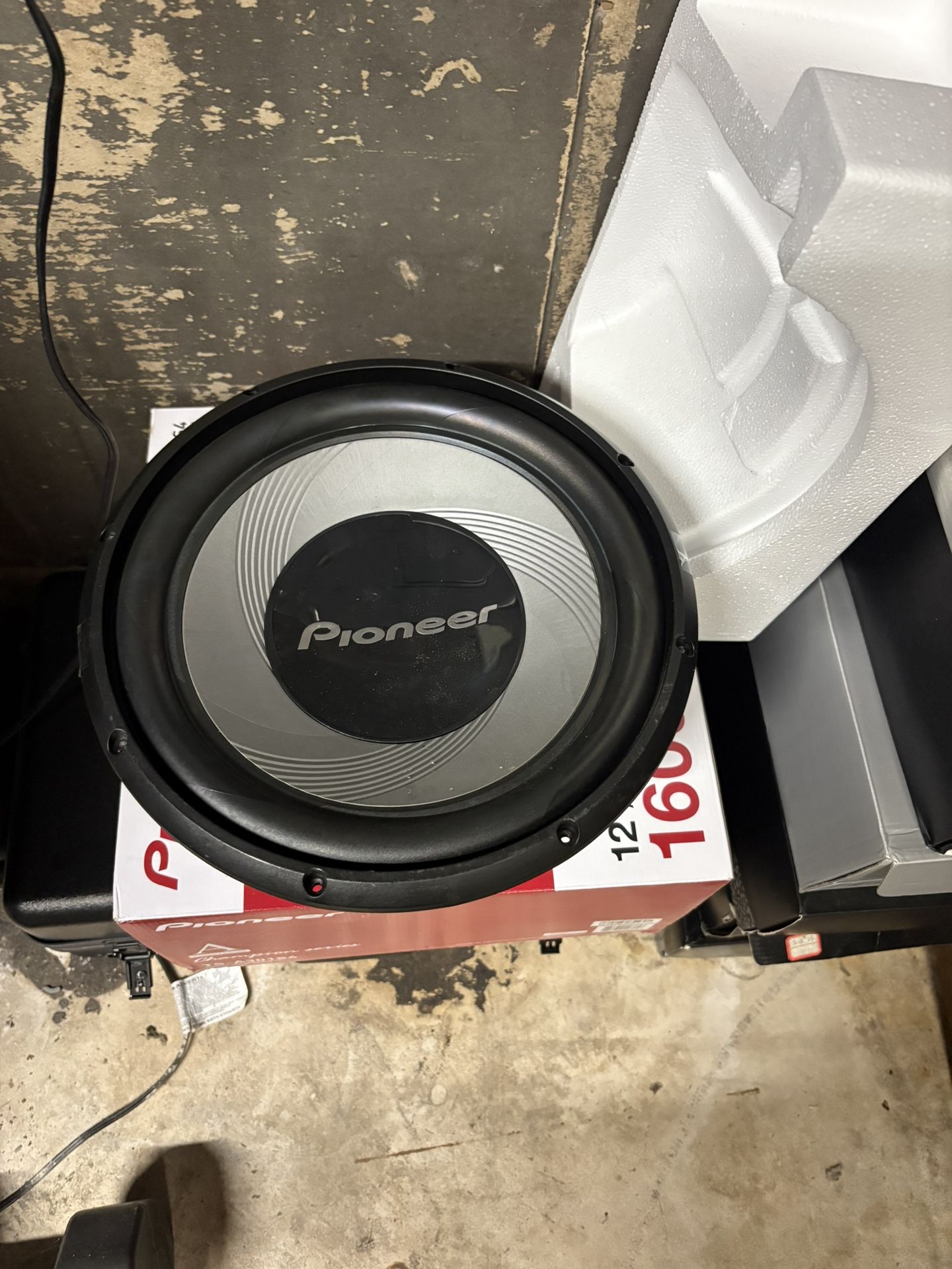 2 12’ Inch Woofers And A Solid Working Amp