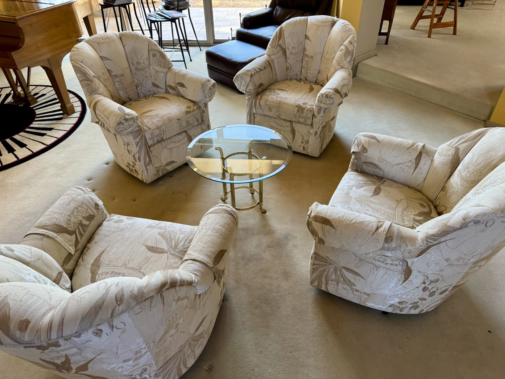 4 Swivel Chairs And Table