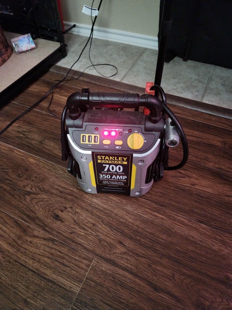 700 Peak Amp Automotive Jump Starter 120 PSI Air Compressor for Sale in
