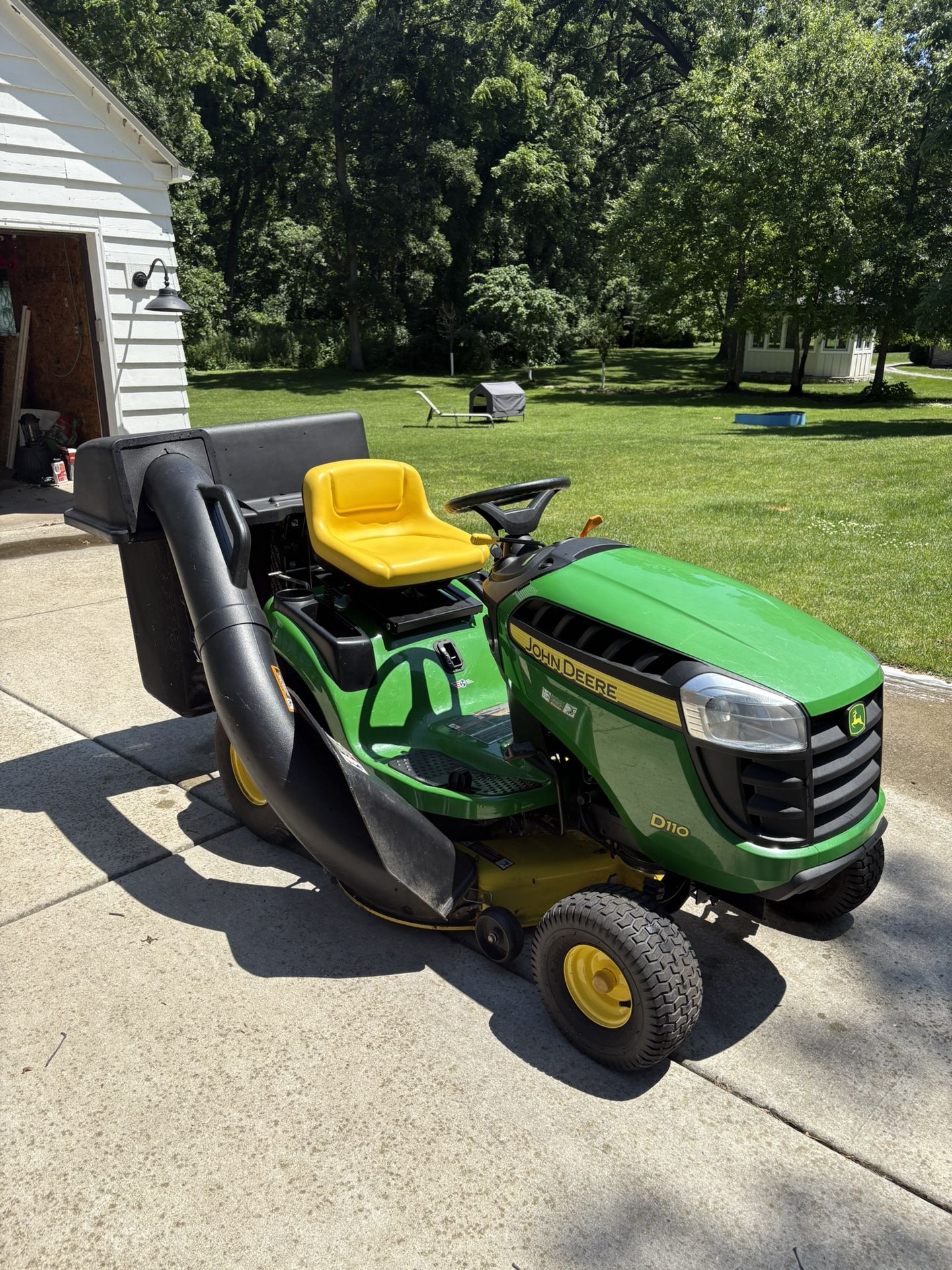 2015 John Deere D110 Riding Lawnmower
