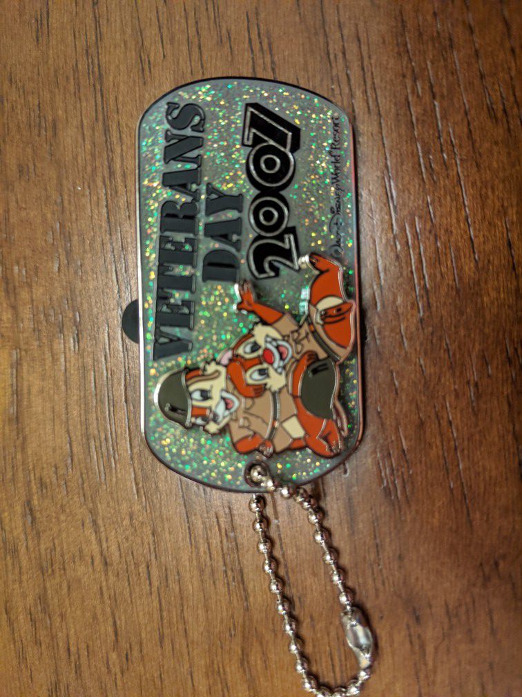 Disney Veterans day 2007 pin limited edition of 1500 with Chip and Dale