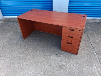 36 X 72 EXECUTIVE OFFICE DESK $200 (GOOD CONDITION)