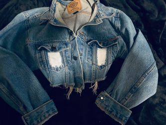 Cute crop denim jacket!