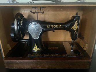 Vintage SINGER Sewing Machine With Original Case
