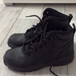 Nike Snow Boots Size 3 Big Kid