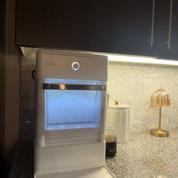 Profile ice maker 