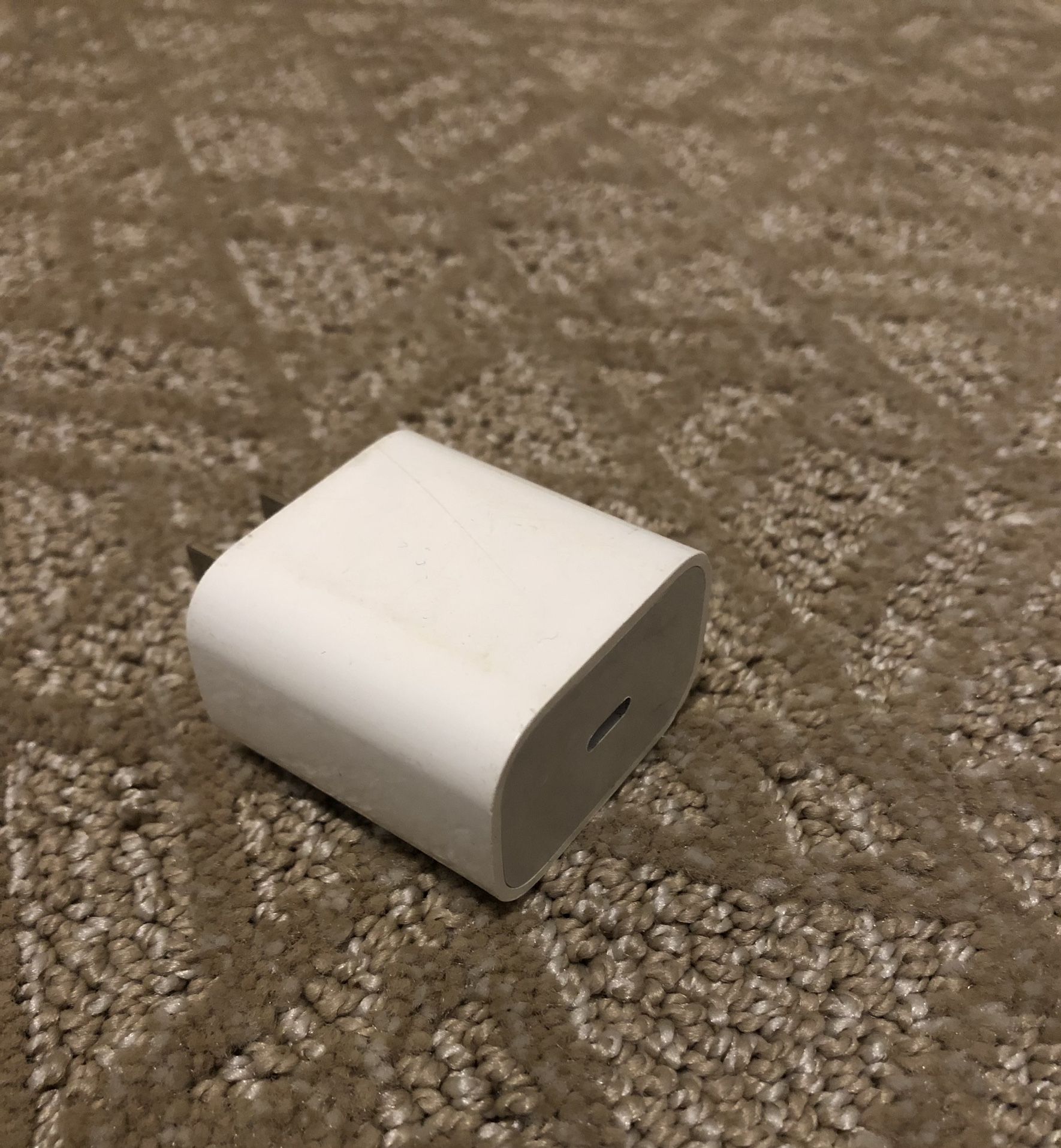 20W USB-C Power Adapter /Apple charge cube