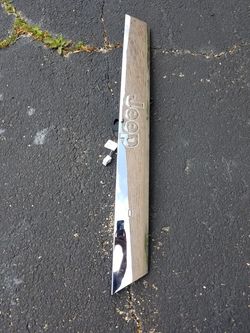 2011-13 jeep grand Cherokee rear trunk trim with camera hole chrome OEM