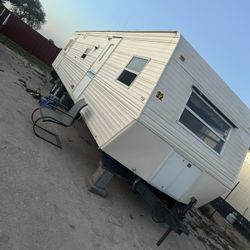Vendo Traila Rv Ańo 2000 Tiene 2 Cuartos Salita Cosina Y Baño. Estufa Refrigerador Y Un Minisplit Campana Nueva 