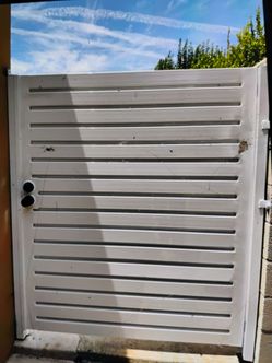 Side gate