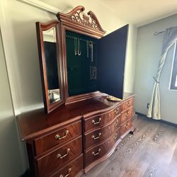 Thomas Well Dresser With Mirror