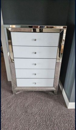 Like NEW 5 Drawer Mirrored Chest
