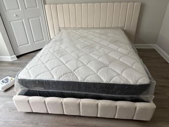 NEW MATTRESS QUEEN SIZE PLUSH WITH BOX SPRING