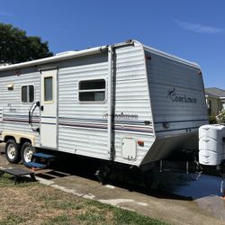Coachmen Travel Trailer – Sleeps 6, A/C, Clean Title 