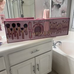 Glam makeup brushes set