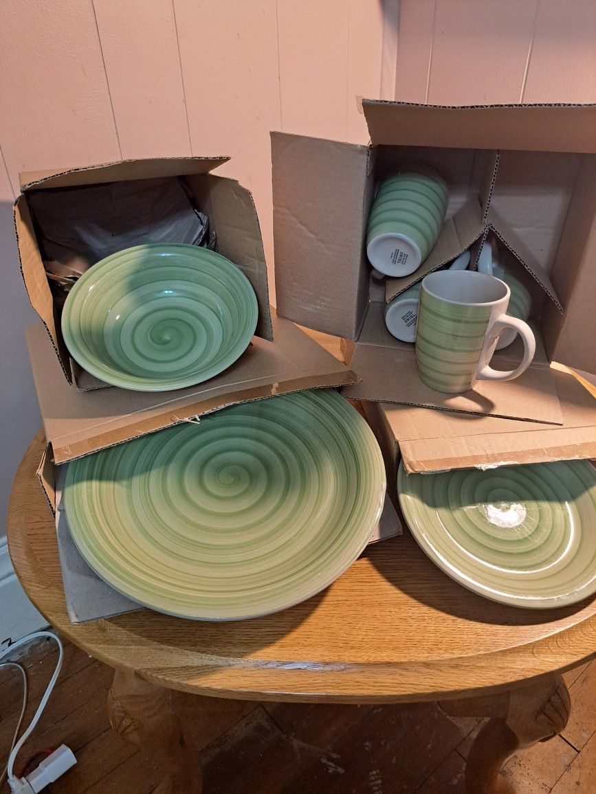 16 Pc Set Philippe Richard Green Swirl Service for Four