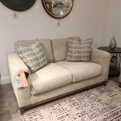 Parklynn Loveseat
Ashley Furniture$10 Down Payment And Financing Available