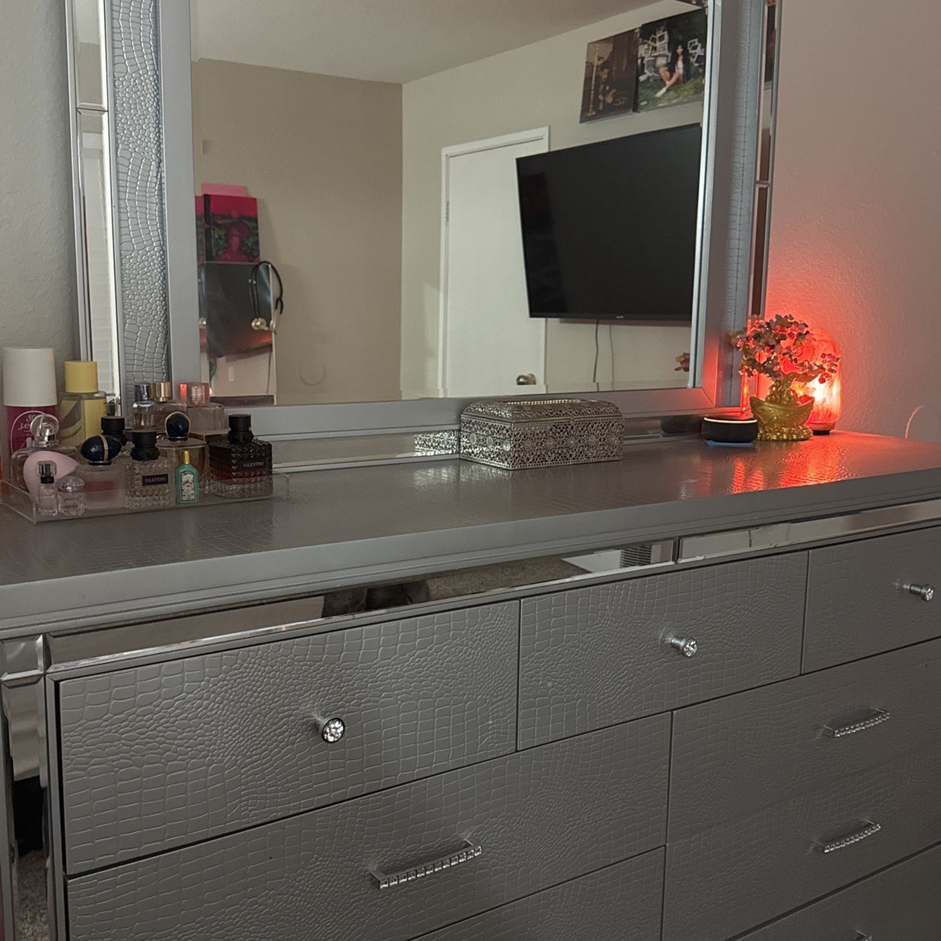 Luxury Dresser/nightstand Set